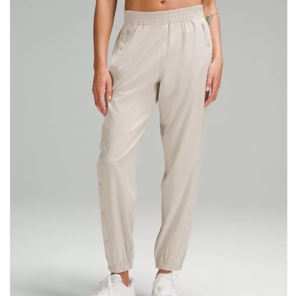 Lululemon Tearaway Mid Rise Track Pant Mojave Tan SZ 6 AUTHENTIC SOLD OUT